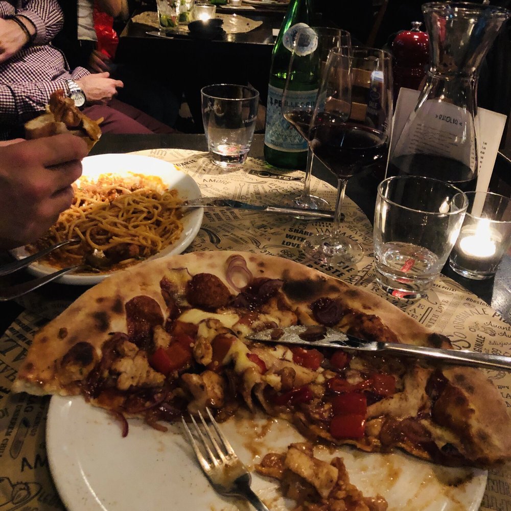 BBQ Chechen pizza, litro of red wine, mineral wasser and spaghetti Bolognese. BBQ Chechen pizza, litro of red wine, mineral wasser and spaghetti Bolognese.