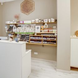 Aurum Wellbeing - Front desk shop