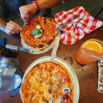 La Lanterna - Pizzaaaa - Pizza Near Me - Detroit, Michigan