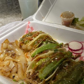 Mio Streetfood - Carnitas tacos with grilled jalapeños and onions, with freshly made limeade - Food Trucks Near Me - Bothell, Washington