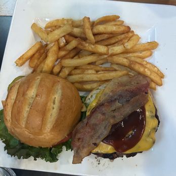 Bob's Place - Western Burger - Sports Bars Near Me - Avon, Colorado