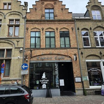 Grote markt - Captain Cook Restaurant at Grote Markt - Farmers Market Near Me - Ypres, VWV