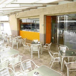 Pizza go - La terracita de Pizza Go cubierta en invierno y descubierta en veranito.