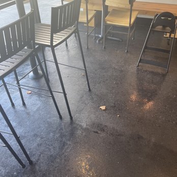 Donatos Pizza - Dirty floor - Sandwiches Near Me - Jacksonville, Florida