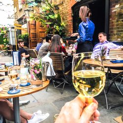 Mews Cocktail & Lounge Bar - Photo of the Mews Courtyard Bar