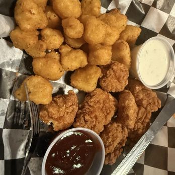 Willie's Food & Spirits - 1/2 lb boneless wings and fried cauliflower - Sports Bars Near Me - Hampton, Iowa Willie's Food & Spirits - 1/2 lb boneless wings and fried cauliflower - Sports Bars Near Me - Hampton, Iowa