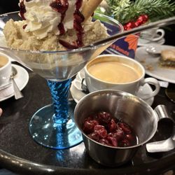 Das Eis Café - Heiße Kirschen