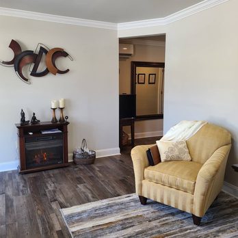 Massage with Beverly - Lobby - Massage Therapy Near Me - Cullman, Alabama Massage with Beverly - Lobby - Massage Therapy Near Me - Cullman, Alabama