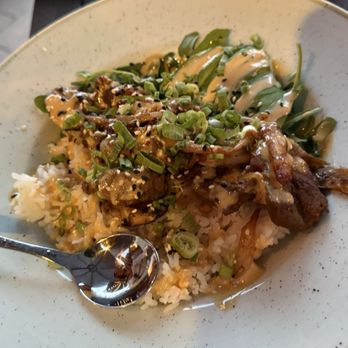 Stirling Lounge - Alberta Beef bowl - Lounges Near Me - Canmore, Alberta Stirling Lounge - Alberta Beef bowl - Lounges Near Me - Canmore, Alberta