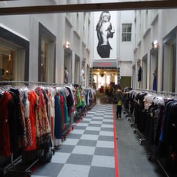 Alleyway entry to the newer Smoove store