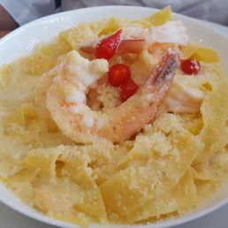 Papardelle with 4 cheese sauce and shrimp