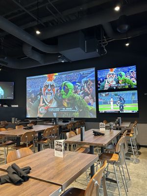 Tom's Watch Bar by null