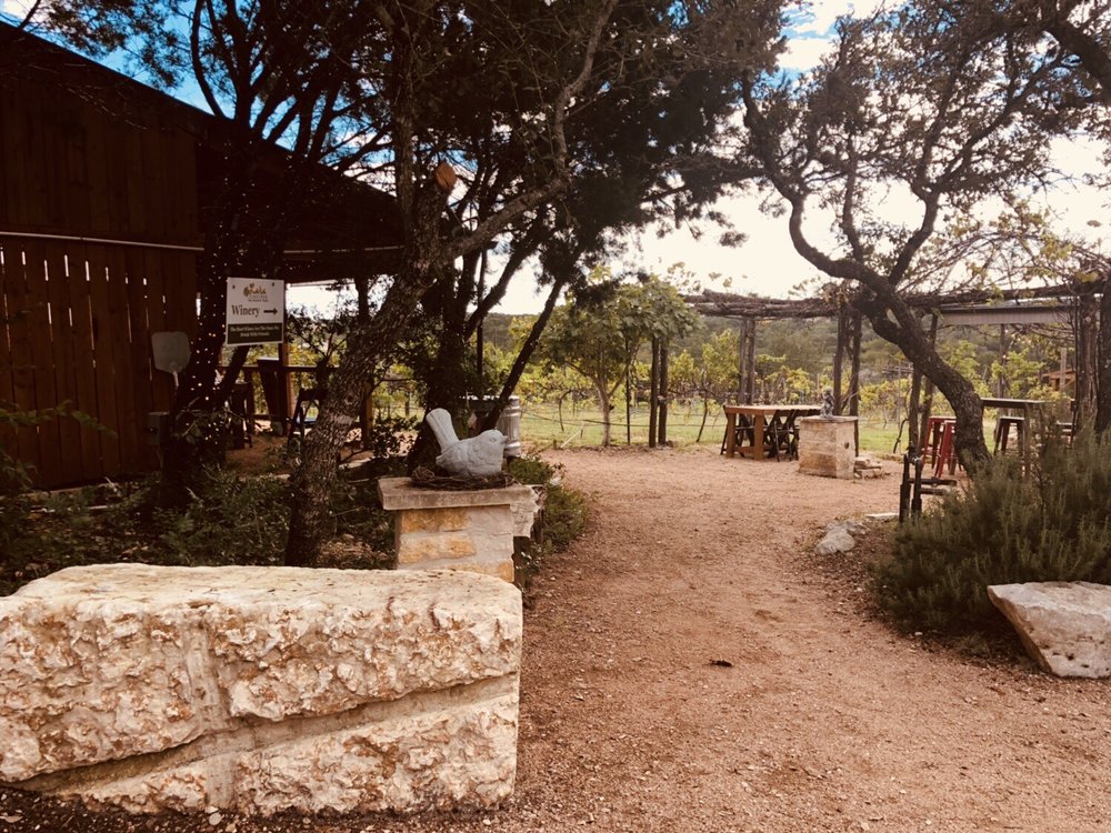 Lara Vineyard Logo