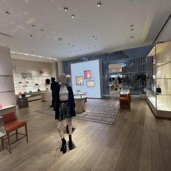 Louis Vuitton Hudson Yards - Leather Goods Near Me - New York, New York