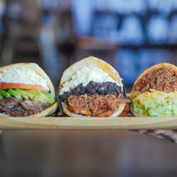 Doggi's Arepa Bar - Arepa Santa Bárbara, Pabellón y Tripleta