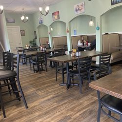 LakeSide Cafe - Empty. With just a few outside tables occupied. Even with Ore cooked meats it took an hour for a simple cook type of breakfast.