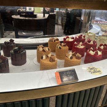 Harrods - Pastries - Department Stores Near Me - London, XGL Harrods - Pastries - Department Stores Near Me - London, XGL