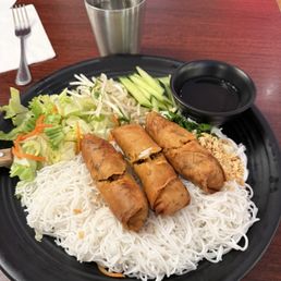 Vermicelli with egg rolls Vermicelli with egg rolls