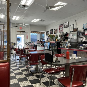 Canal Wigwam - a diner's dining area - Diners Near Me - Canal Winchester, Ohio