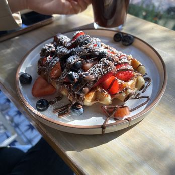 Zinneken's - Harvard Square - Berry Nutella custom waffle - Belgian Near Me - Cambridge, Massachusetts Zinneken's - Harvard Square - Berry Nutella custom waffle - Belgian Near Me - Cambridge, Massachusetts