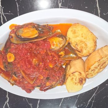 Yessy's pizza & more - Mejillones marinara - Pizza Near Me - Pittsburg, California