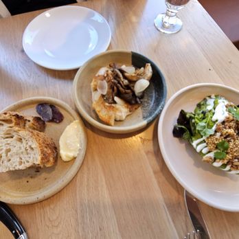 Hélicoptère - Oyster mushrooms, dressed lettuce, sourdough - Canadian (New) Near Me - Montreal, Quebec