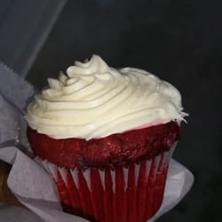 Sprinkles - Red velvet cupcake with cream cheese icing. Mediocre, at best. I can't believe I paid $3 for this.