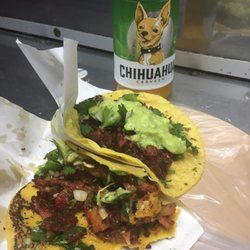Tacos Los Chavos - Come an satisfy the craving of authentic Rosarito street tacos in this stop! Beer not included.