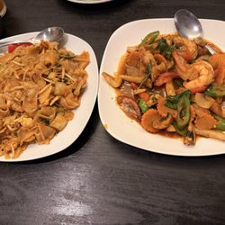Siamese Restaurant - Spicy noodles and seafood soup!