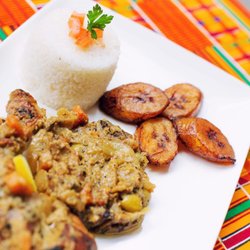 La Djaf - Poulet Yassa, mariné au jus de citrons olives vertes oignons et moutarde accompagné de riz et bananes plantains