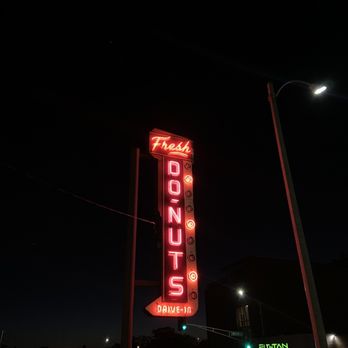 Donut Drive-In - Neón light of establishment - Donuts Near Me - Saint Louis, Missouri Donut Drive-In - Neón light of establishment - Donuts Near Me - Saint Louis, Missouri