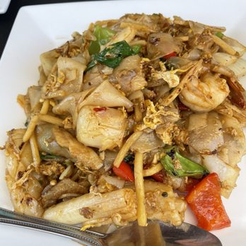 Siam Elephant - Seafood Pad Thai - Thai Near Me - Carpinteria, California Siam Elephant - Seafood Pad Thai - Thai Near Me - Carpinteria, California