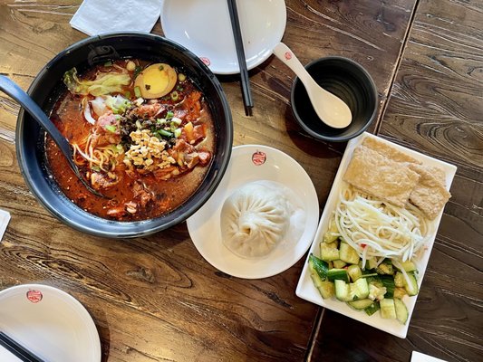 Min’s Noodle House 渔家重庆小面 by null