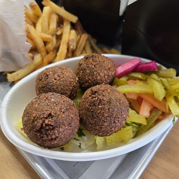 De Babel - 4 falafels with pickled veggies - Mediterranean Near Me - Scottsdale, Arizona