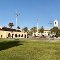 La Jolla Recreation Center - Green space & two basketball courts