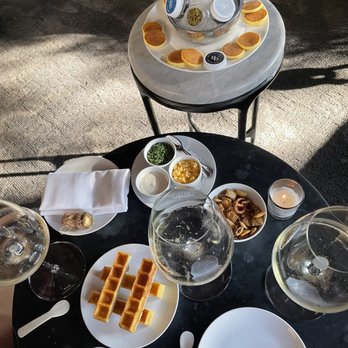 RO Restaurant & Lounge - Caviar flight with champagne - Lounges Near Me - Yountville, California