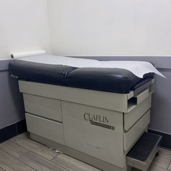 Steven Ghalili, MD - Patient Room. Bed covered in white paper and is always replaced after every use. - Family Practice Near Me - Los Angeles, California Steven Ghalili, MD - Patient Room. Bed covered in white paper and is always replaced after every use. - Family Practice Near Me - Los Angeles, California