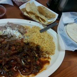 Mr Burritos - Bistek a la mexicana dinner with corn tortillas.