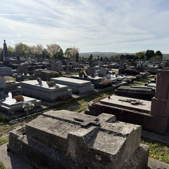 La Tombe de Vincent Van Gogh - View of the cemetery where Vincent Van Gogh was laid to rest. - Landmarks & Historical Buildings Near Me - Auvers-Sur-Oise, 95