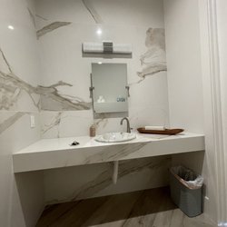 Harbor Dental - Sparkly clean bathroom