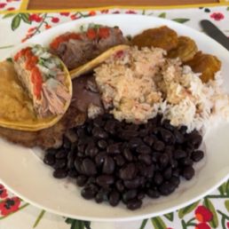 Arroz y frijoles, tacos, tostones
