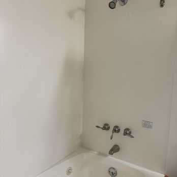 Inn On Summerhill - Spacious shower/soaking tub combo. - Bed & Breakfast Near Me - Summerland, California
