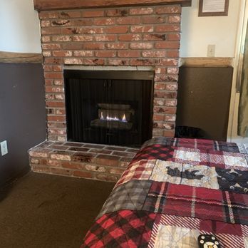 Fireside Lodge - Faux Fireplace. - Hotels Near Me - Big Bear Lake, California Fireside Lodge - Faux Fireplace. - Hotels Near Me - Big Bear Lake, California