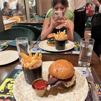 Gordon Ramsay at The Carnaby - Wagyu burger - British Near Me - Anaheim, California