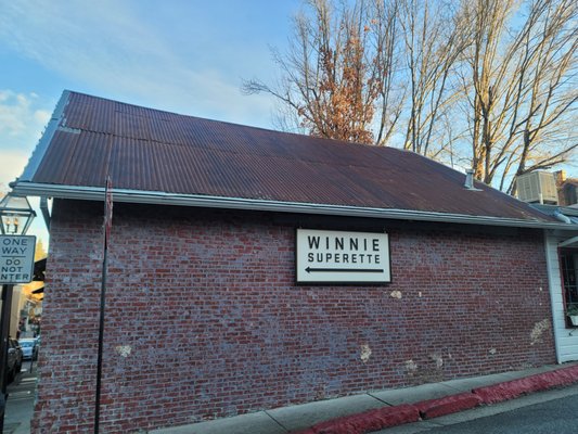 Winnie Superette by null