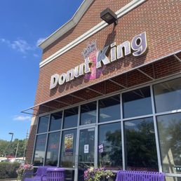 Cutesie outside of Donut King
