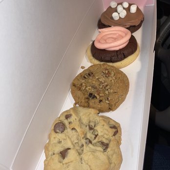 Crumbl - Easton - Bakeries Near Me - Columbus, Ohio Crumbl - Easton - Bakeries Near Me - Columbus, Ohio