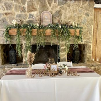 Maple Lane Farm - Sweetheart table - Venues & Event Spaces Near Me - Johnson City, Tennessee Maple Lane Farm - Sweetheart table - Venues & Event Spaces Near Me - Johnson City, Tennessee