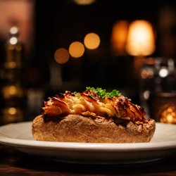 Houston Avenue Bar & Grill - Une pomme de terre bien garnie, chaude, crémeuse et généreuse.
A loaded baked potato, hot, creamy and seriously satisfying.