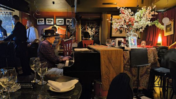 Carli‘s Fine Bistro and Piano by null